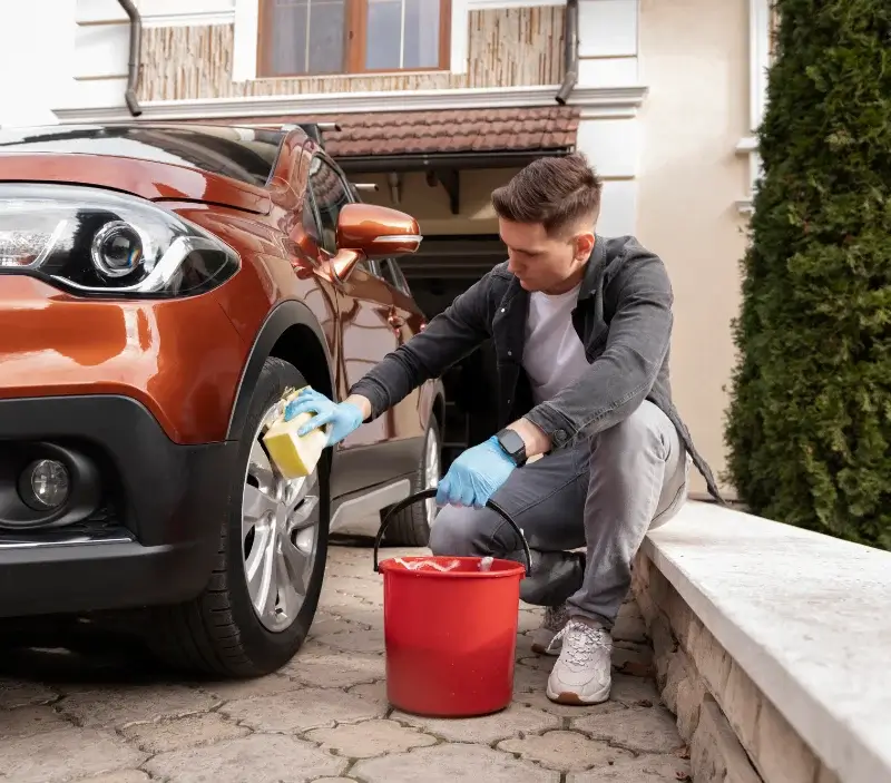 Lavage auto à domicile Salles-Arbuissonnas-en-Beaujolais : professionnel intervenant sur un véhicule